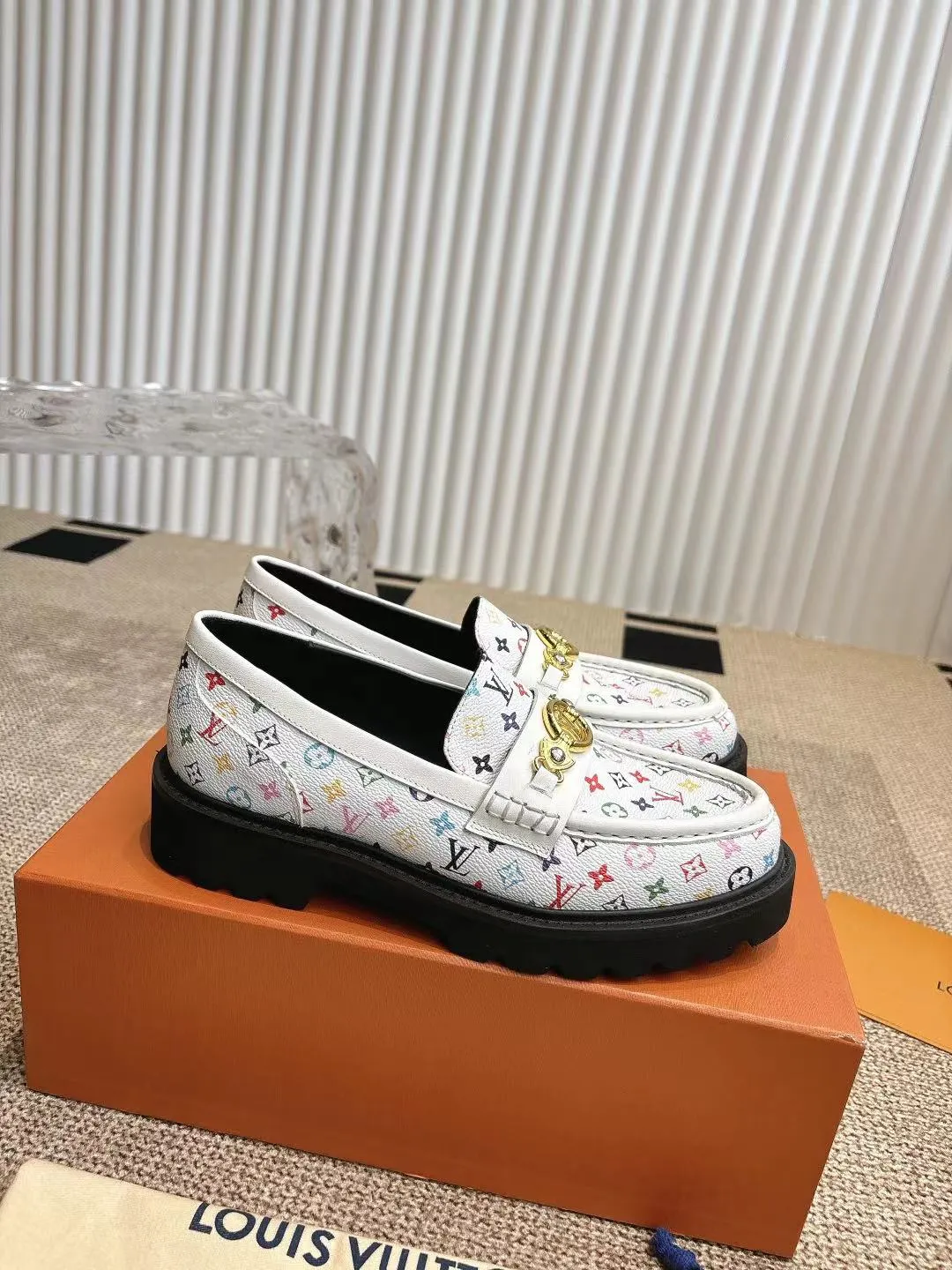 👟👟Ex-factory price 720👟👟 Loaf | ²⁰²5 𝐬𝐬 🤍🤎 LV Louis Vuitton counter’s latest 🆕presbyopia cowhide thick-soled loafer series! New for purchasing agents 🆕 This platform thick-soled series is very popular this year. It has a height-increasing effect and is a fashion leader. It is absolutely yyds! Fabric: Imported open-edge beaded cowhide, cowhide lining. Thick-soled platform shoelaces with logo and non-slip soles. This shoe is very comfortable on the feet and feels great. Original one-to-one molded outsole. Heel height 5cm. Size: 35-41 40 41 Customized ⚠ Comes with counter packaging